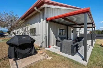Image de Industrial-Chic Cottage Retreat with Outdoor Space Near Kyle Field & Easterwood Airport in Dr. College Station, Texas