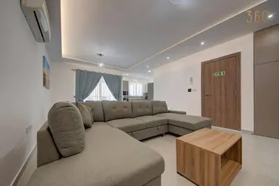 Image de Central Comfort: Stylish 2br Apt with Balconies!