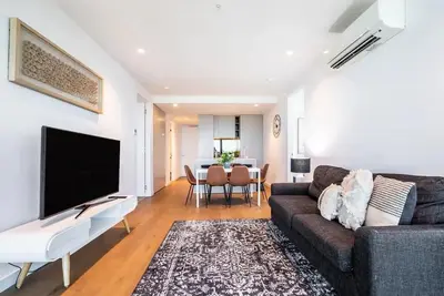 Image de Amazing Melbourne view from Level 73 with Parking, Gym, Pool, and Balcony.