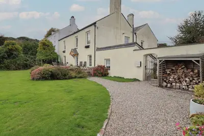 Image de The Old Manor House, pet friendly, with pool in Lifton