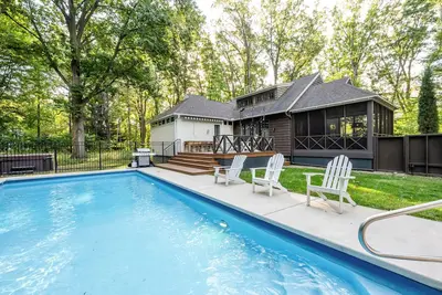 Image de Gorgeous Lakeside Home With Pool, Hot Tub, And More!