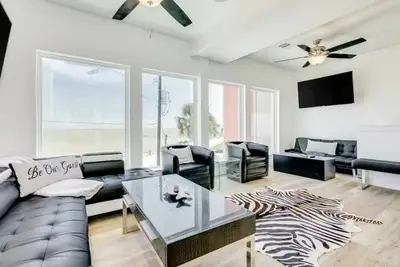 Image de Bayside Borrow - Bayfront w/Hot Tub & Rooftop View