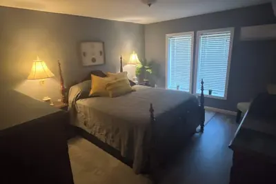 Image de Cozy apartment in quiet setting that is very convenient to UConn and Ecsu.