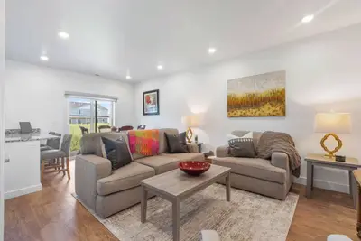 Image de 3br, 2. 5ba Townhome - Great Location + Open-Layout + Modern