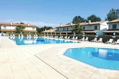 Image de Maison de vacances avec climatisation, terrasse et jardin