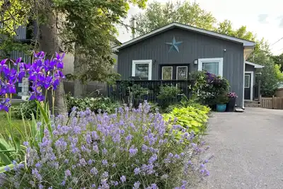 Image de Willow Beach Renovated Cottage Retreat. Pet-Friendly!