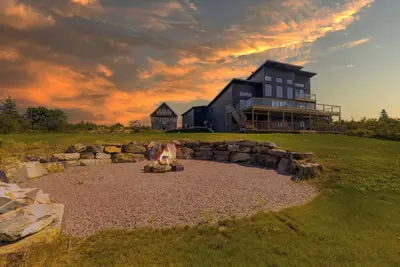 Image de Lakehouse Retreat 5-bedroom, hot tub & gym, private lake access and dock