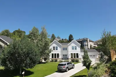 Image de British style Farmhouse inthe foothills of Provo. Beautiful home. 7 bedrooms.