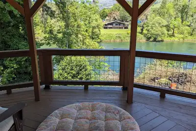Image de Luxury North Umpqua riverside yurt in Glide, Oregon