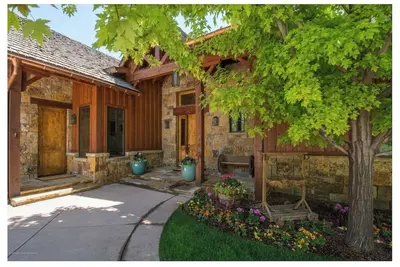 Image de Luxury House in Gated Community