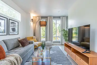 Image de Stylish Greenwood Getaway | 3br 2ba + Parking