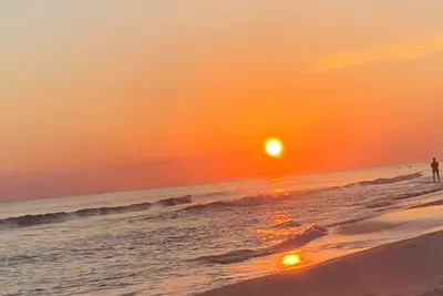 Image de Family friendly 2-bedroom cottage 2 blocks from the beach