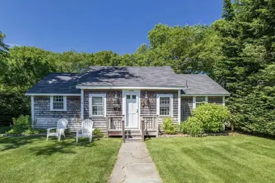 Renovated 2br Cottage in Town