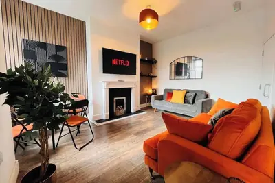 Image de Stylish | 5br 5ba Home in Salford | Street Parking
