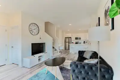 Image de Beautiful entire 3 bedroom home.