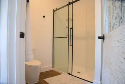 Image de Cozy modern 2-bedroom farmhouse suite w/ clawfoot tub, firepit & country views.