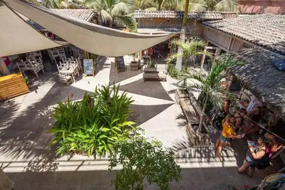 Image de 2 Queen Beds, Ac, Fast Wifi, Steps to the Main Beach