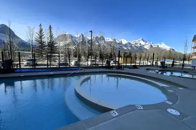 Image de 🥇 Black Bears Den, Heated Pool, Hot Tub, Brand New!