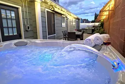 Image de Hot Tub, Game Room, Kayaks, Boat Parking, Backyard, King, Fire Pit, Pets, W/D