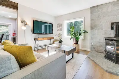 Image de 8 Mi to Bellevue’s Snowflake Lane: Cozy Retreat