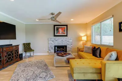 Image de Lakefront Living! Huge Phoenix Home w/ Pool Table