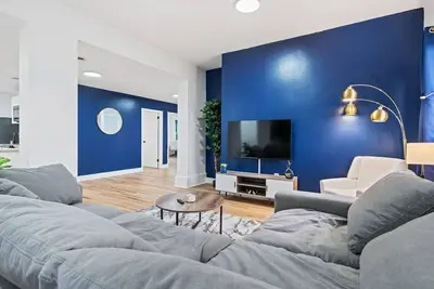 Image de Spacious 3 Br Suite w/ Office! Central + Parking