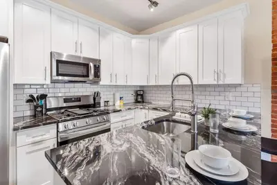 Image de Upscale Double King Bed Suite ~ Steps from Walnut!