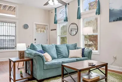 Image de Stunning 2 Br King Bed Suite ~ Steps from Walnut