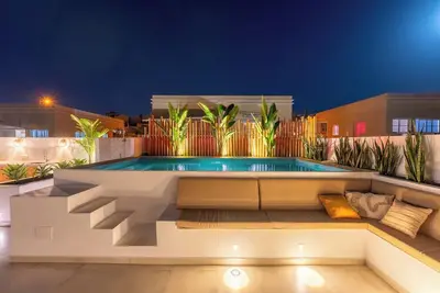 New Designer Villa Heated Pool & Sunset Rooftop Ac