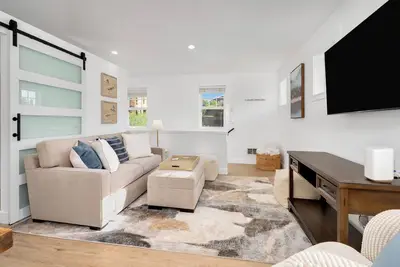 Image de Stylish home West of Market private home, sleeps 4, secluded fully fenced yard