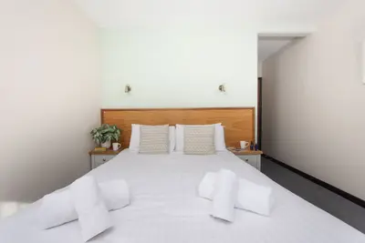 Image de Tolgus King Room - 18 -  a hotel room that sleeps 2 guests  in 1 bedroom