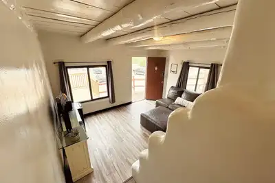 Image de Main House: 3br Retreat + Kitchen