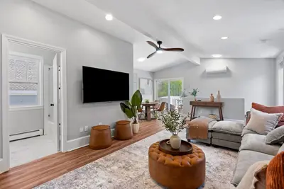 Image de 4br Retreat • King Bed • Walk or Ride to Downtown Salem • Free Parking & Laundry