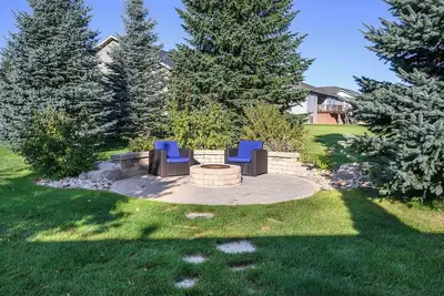 Image de 4-bedroom townhome in a quiet, upscale neighborhood with a private deck and yard