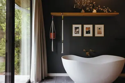 Image de Amazing open high ceiling big windows large common room and private backyard.