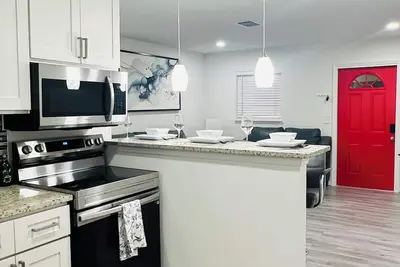 Image de Cozy Modern Unit Near Img & Beaches