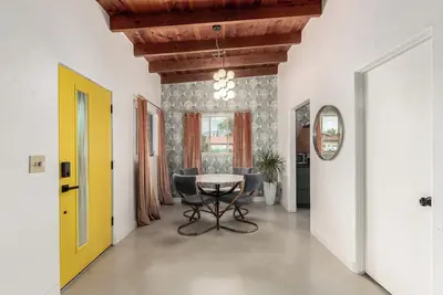 Image de 3 bedroom Mid Century home with easy access to everything! Pet friendly!