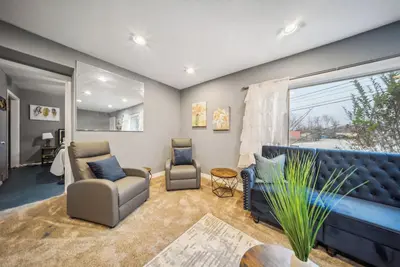 Image de Blue Bayou - 3 bedroom 1. 5 bath in South Cleveland: king bed up to 8 guests