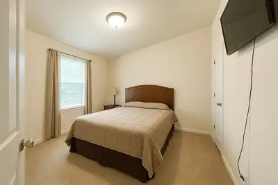 Image de Spacious furnished home convenient location-best long-term stay experience