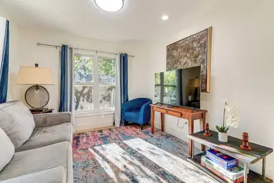 Image de 4 Mi to Ut Austin: Bright & Modern Family Home