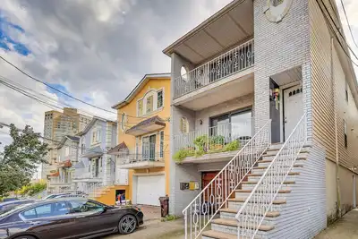 Image de Easy Nyc Commute: Guttenberg Getaway Near Parks