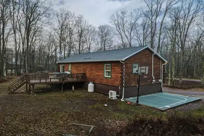 Image de 6br Cabin w/ Fire Pit, Game Room & Basketball