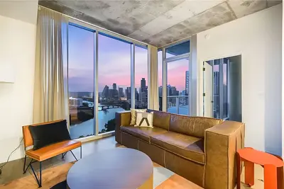Image de 2 Luxury Condos, 1 Block from Rainey St | New High Rise w/ Rooftop Pool & Gym