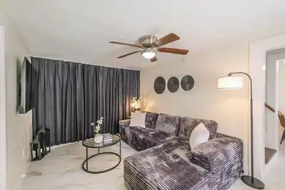 Image de Charming 2-story private home sleeps 8 in the Heights with fast WiFi, smart TVs, ample parking, and a fenced patio + yard. Features a primary queen ensuite and quick access to Downtown.