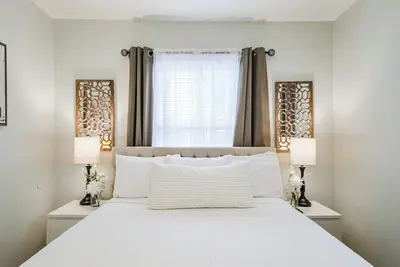 Image de Enjoy two separate, fully furnished homes on one property — perfect for large groups. The front one-story home offers 3 bedrooms and 1 bath, while the back two-story home features 3 bedrooms, 2 baths, and an upstairs family room with 2 beds