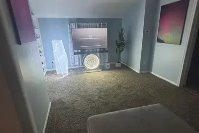 Image de Upstairs 420 friendly lady aurora themed  1 bedroom apartment.