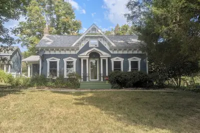 Image de Historic 1850’s farmhouse nestled in the woods near the Ohio River in So Indiana