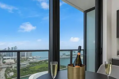 Image de Mvr High-Floor Studio with Epic City and Bay Views