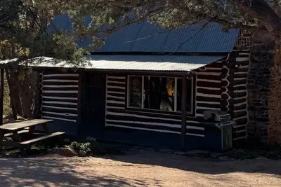 Image de One of the original Mead Cabins