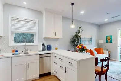 Image de Stylish & Private Adu - Patio w/Sitting+ Bbq